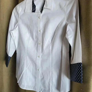 Jones Studio NWOT  White Classic Blouse with Navy &White dot trim Medium